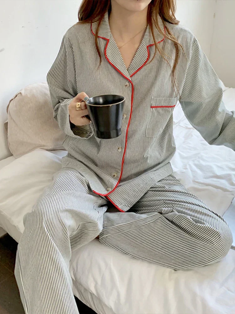 Striped Two-Piece Pyjama Set with Button-Up Shirt and Trousers for Women